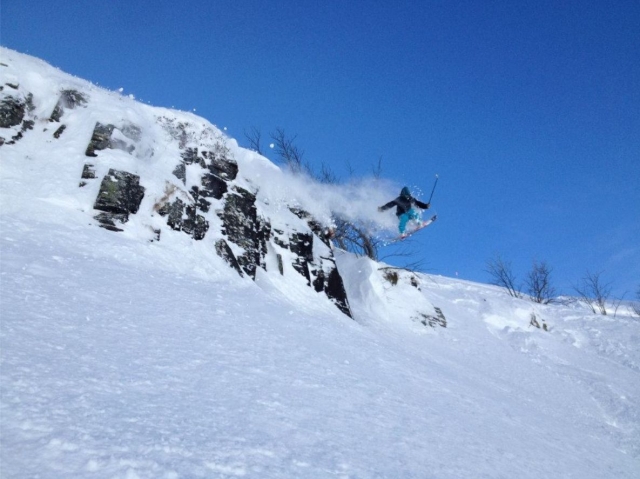 Saltando obstaculos en la nieve con la tabla